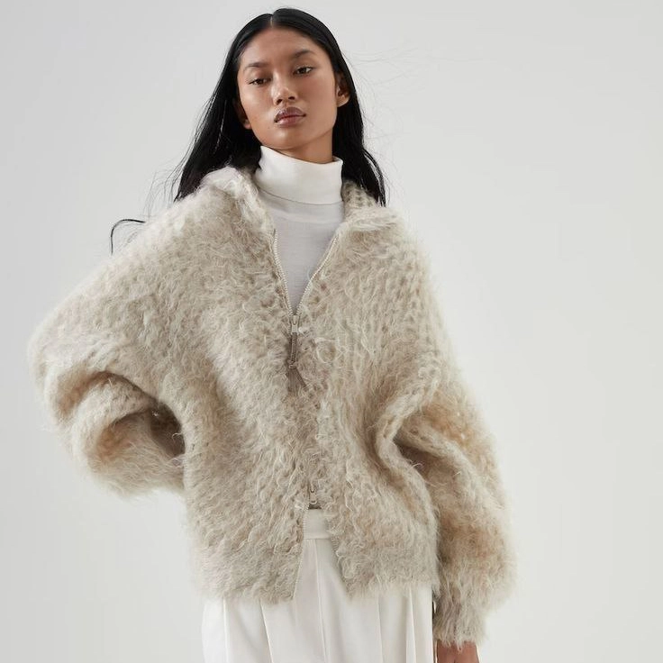 Магазин пряжи — ассортимент мериносовой и кашемировой пряжи на полках