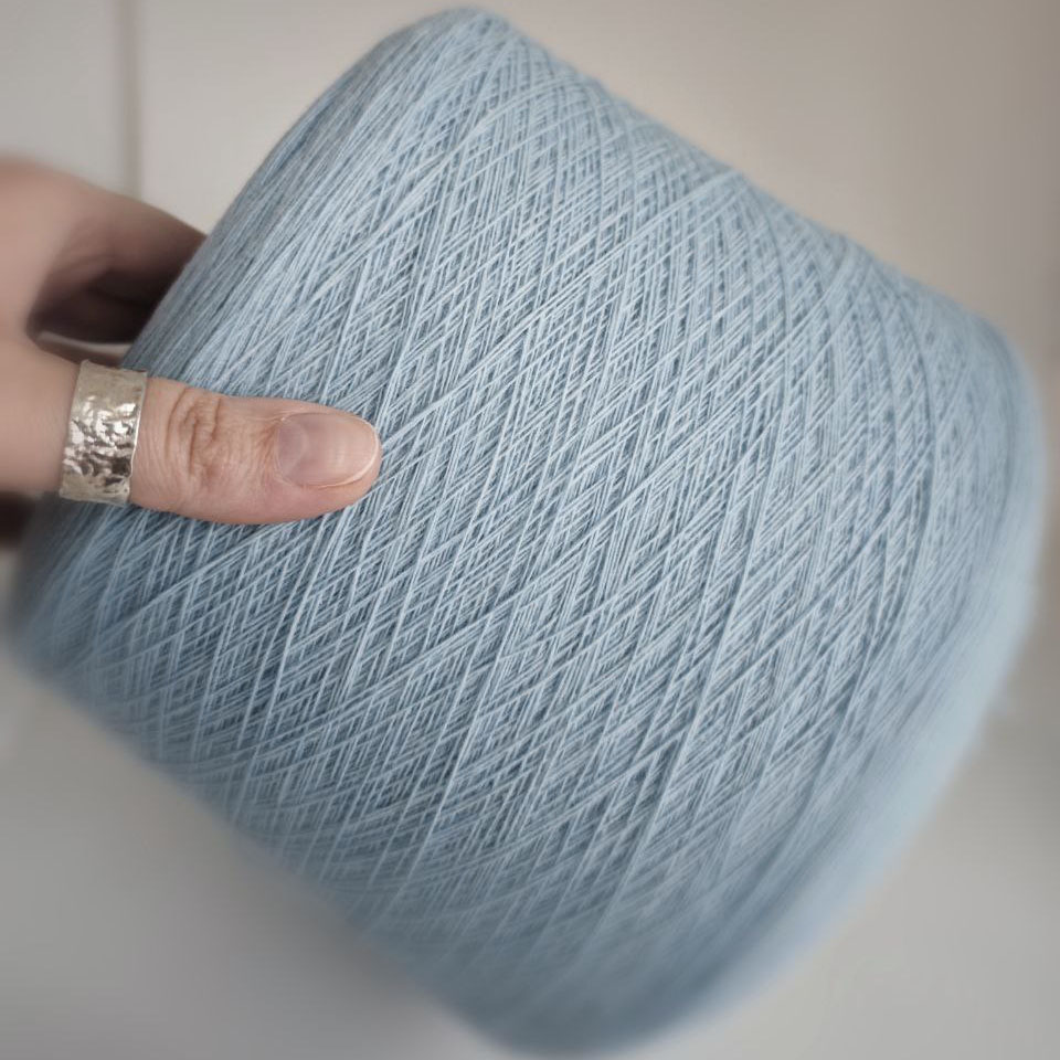 пряжа меринос с полиамидом «Фарфоровый голубой» (1500м/100гр) - интернет-магазин итальянской бобинной пряжи БОБИНА.РФ пряжа меринос с полиамидом «Фарфоровый голубой» (1500м/100гр) купить по выгодным ценам в магазине пряжи из Италии БОБИНА.РФ