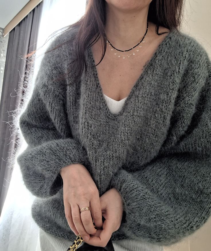 Свитер с V-образным вырезом из бобинной пряжи
