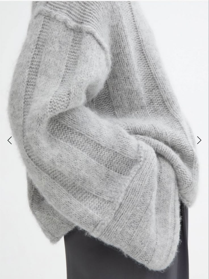 Свитер с декоративными швами из бобинной пряжи