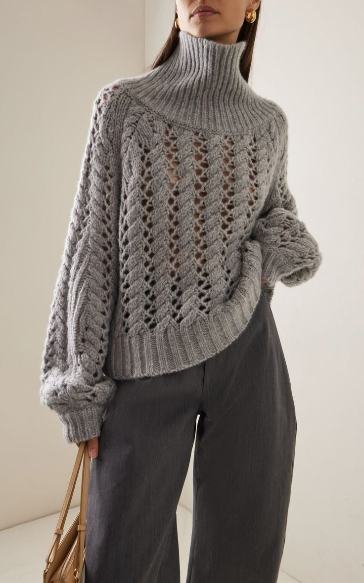 Свитер с ажурным узором из тонкой бобинной пряжи