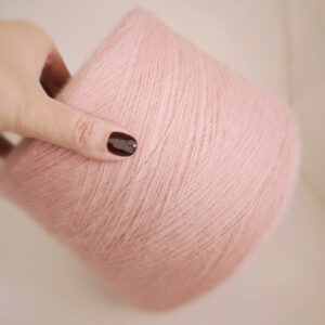 пряжа с супер кидмохером «Нежная помада» (700 м/100 гр) купить по выгодным ценам в магазине пряжи из Италии БОБИНА.РФ